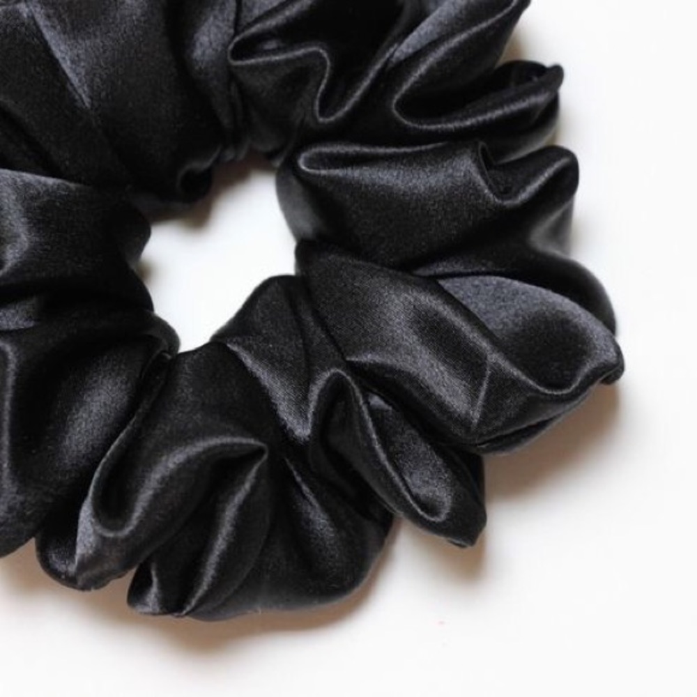 NWT Rylan Satin Scrunchie in Black - Picture 2 of 3